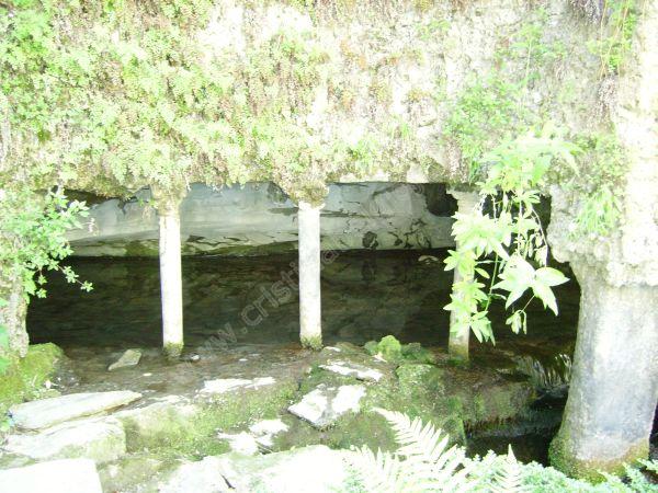 L'acqua della famosa fonte intermittente, accessibile dal giardino interno