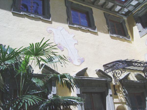 Una meridiana restaurata nel giardino esterno