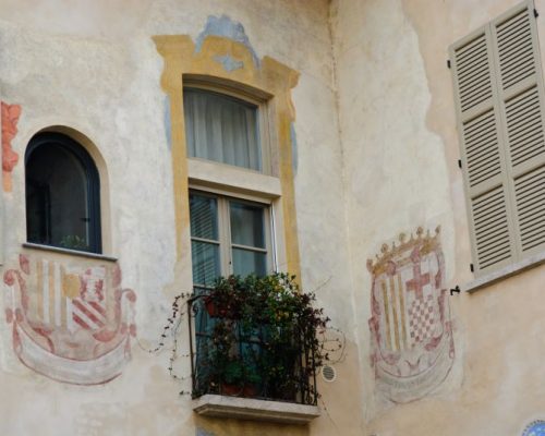 A sinistra si può notarelo stemma della zia di Cristina (Beatrice Serbelloni Trivulzio) appena sotto all'appartamento detto "Cappuccina";
A destra lo stemma di Cristina stessa (Trivulzio Belgiojoso).